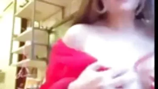 微小的屁股坐在一個常設的陰莖上