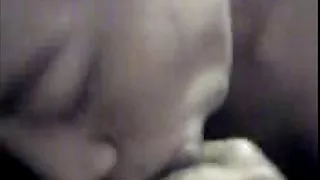 女孩吮吸她的hahalya，直到她的母親看到