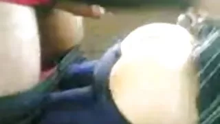 這個女孩手淫陰蒂電動振動器和掛在貓的針腳上