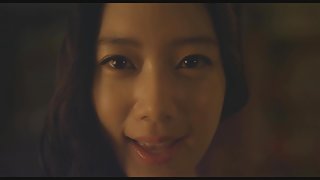 黑婊子恍惚種植在一個白人女性的蛋上