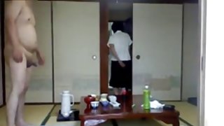 那傢伙綁了那個女孩，並將她的肛門孔打開了