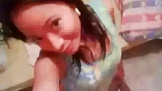 迷人的金發自慰貓和小便