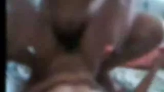 金發女郎開了一個瓶子進入她的毛孔