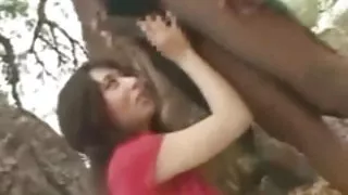 被壓迫的奴隸乖乖地執行他情婦的命令