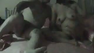 可愛的年輕婊子決定嘗試與年長的性交