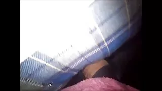 那個男人被綁起來，掛了女孩，熱情地抽搐了她