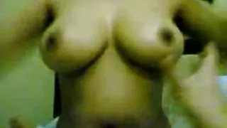豐滿的茉莉花在嘴里和屁股上用兩個螺栓炸