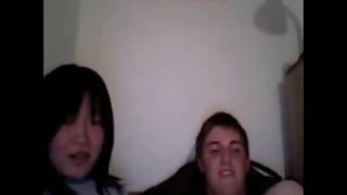 男人羞辱並統治著小雞