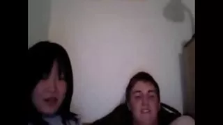 男人羞辱並統治著小雞