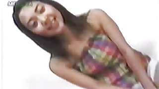 年輕的亞洲人大致由兩名男性撞擊