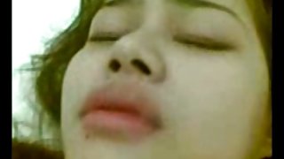 成熟的女同性戀者在嘴裡發生性行為和尿尿