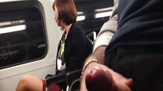 俄羅斯妓女在沙發上扭曲和自慰