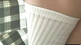 女孩自信地和甜甜地指法貓