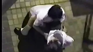 年輕可愛的拉丁吮吸雞巴，並給舔貓