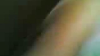 一個年輕人讓兩個成熟的女士吮吸