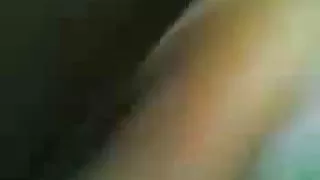 一個年輕人讓兩個成熟的女士吮吸