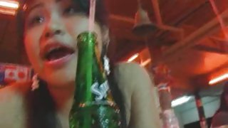 年輕的金發女郎拖陰道餅