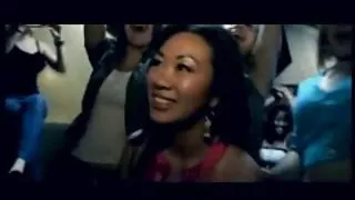 苗條美麗的女人脫衣服相機