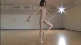 紋身的婊子嘗試她的新振動器