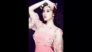 美麗的金發女郎在牧場上給自己一個牛仔