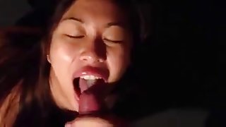 桑德拉伸展她的雙腿，顯示她的陰部和吸吮