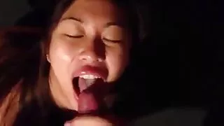桑德拉伸展她的雙腿，顯示她的陰部和吸吮