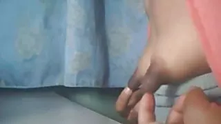 Dude擦Jessica的大山雀並亂搞她